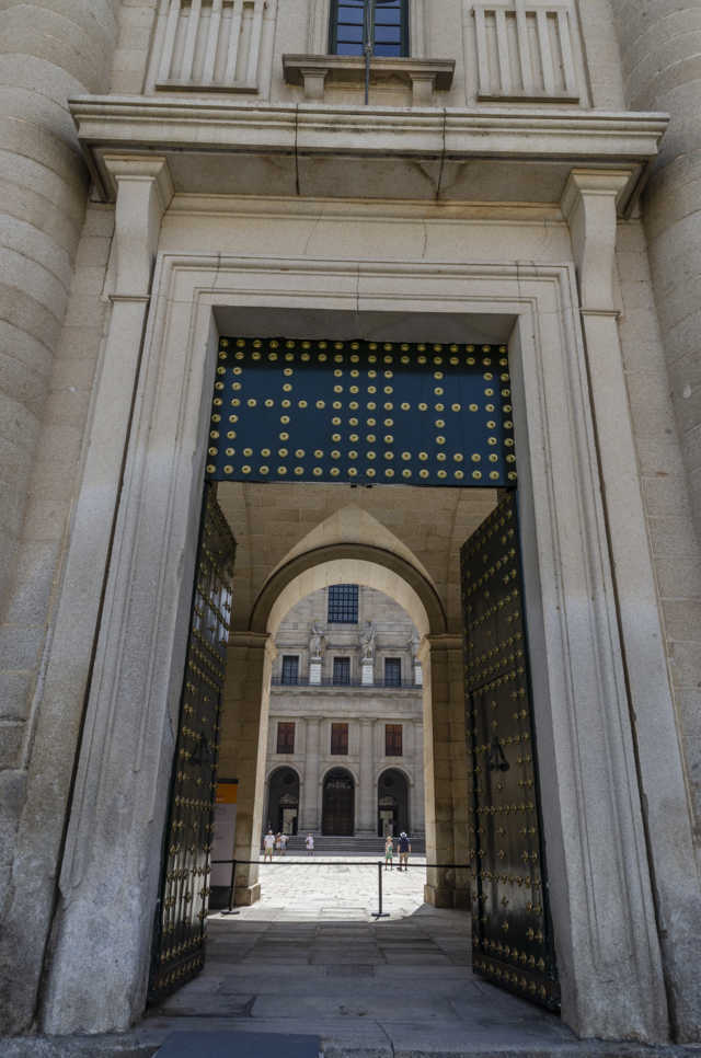 73 - Comunidad de Madrid - San Lorenzo del Escorial - Monasterio de San Lorenzo del Escorial - entrada